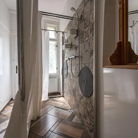 Imperia Hostel *